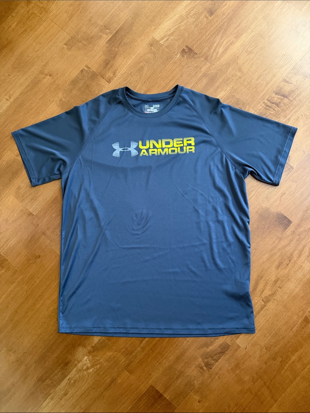 UNDER ARMOUR  Heat Gear Performance Logo Tee in Charcoal Gray